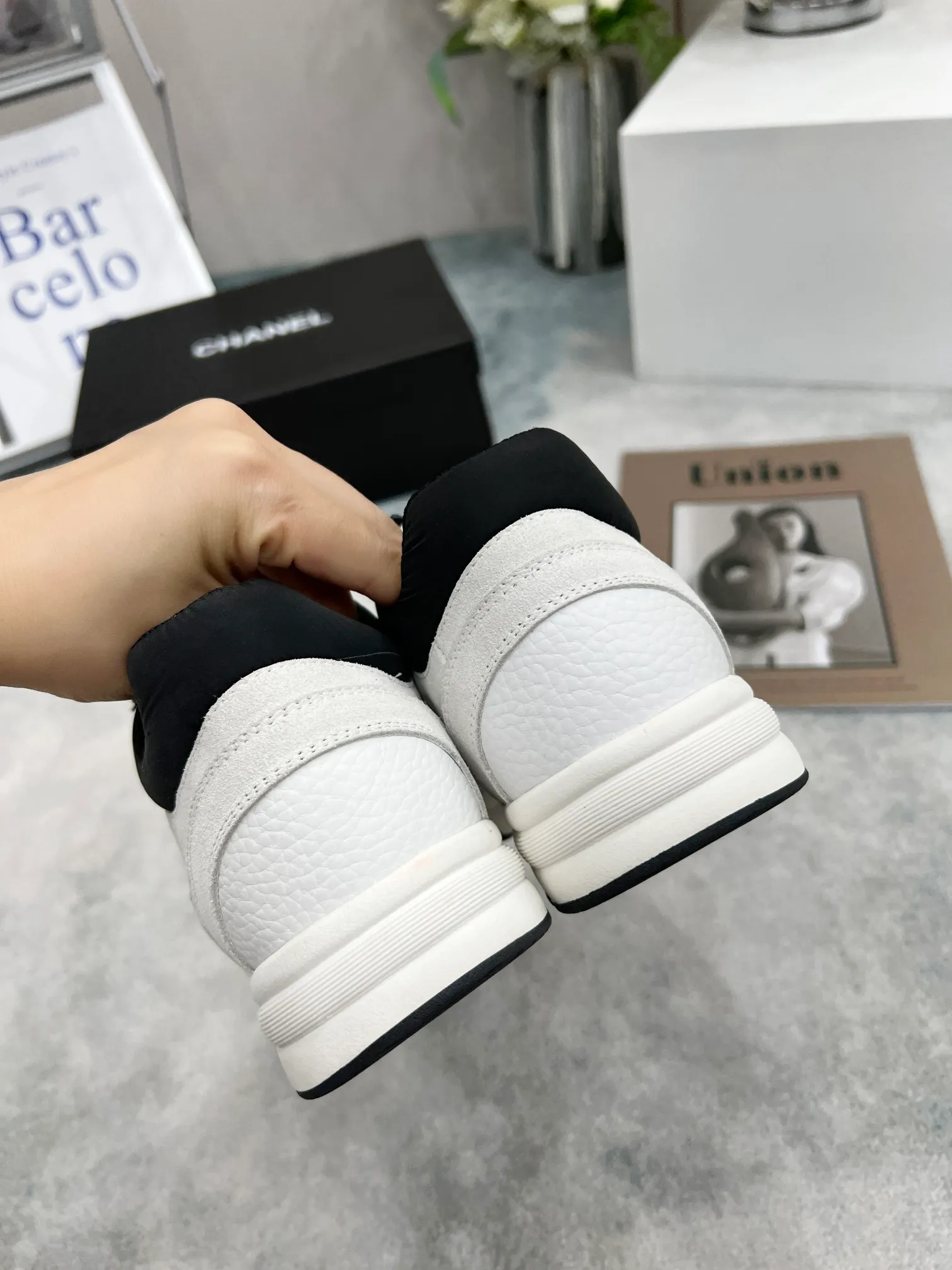 👟👟Ex-factory price 480👟👟 👟👟 Women's shoes factory Chanel (Chanel) 2023 new color casual sports shoes, Paris Fashion Week (Chanel) catwalk style, original shoes purchased in Italy and made 1:1, fabric: original custom-made high-reflective material/high mercerized suede cowhide, breathable mesh splicing, 1 cm thick original movable massage feet, comfortable to wear, private original molded outsole, color, black, white, two-color optional. Number of yards; 35--41